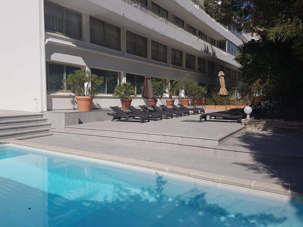 Palace Cannois Situé Sur L'avenue De La Croisette